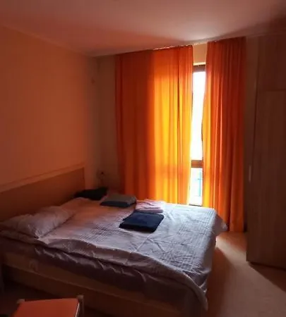 Quiet Corner Apartment *